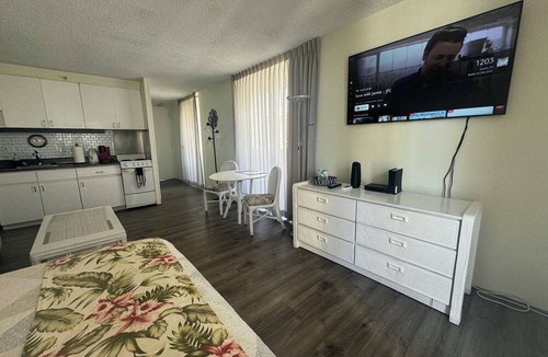 Waikiki Condo | 🌺 12 GUESTS 3 X ❤️AWESOME STUDIOS❤️ FREE PARKING 🏝️ 5MIN TO OCEAN 🏊‍♀️