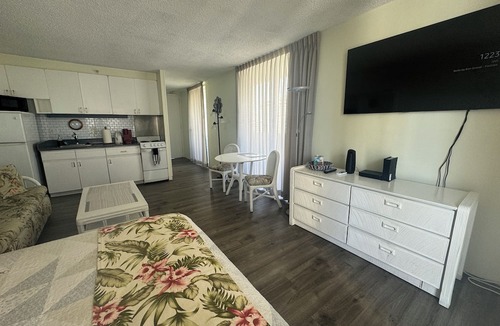 Waikiki Condo | 🌺 12 GUESTS 3 X ❤️AWESOME STUDIOS❤️ FREE PARKING 🏝️ 5MIN TO OCEAN 🏊‍♀️