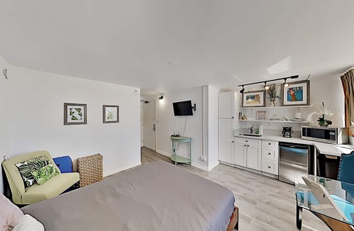 McCully - Moiliili Condo | Upbeat Hawaiian Monarch Studio | Pool + Gym