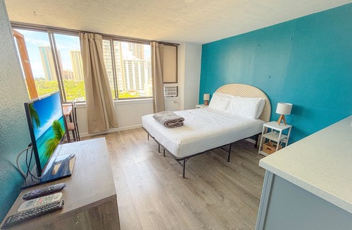 McCully - Moiliili Condo | Renovated Beachy Studio at Hawaiian Monarch | Pool