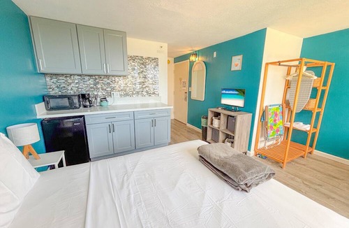 McCully - Moiliili Condo | Renovated Beachy Studio at Hawaiian Monarch | Pool