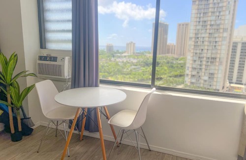 McCully - Moiliili Condo | Trendy Hawaiian Monarch Studio | Ocean View | Pool
