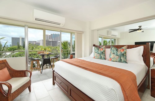 Waikiki Condo | Steps to beach! Gorgeous renovated partial ocean view condo at Waikiki Shore!