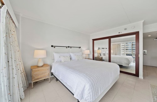 Waikiki Condo | Delightful City View 1 BDRM Condo, Queen Bed w/Kitchen & AC at the Ilikai