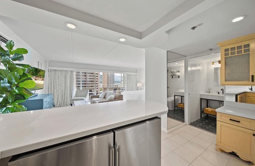 Waikiki Condo | Delightful City View 1 BDRM Condo, Queen Bed w/Kitchen & AC at the Ilikai