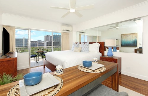 Waikiki Condo | Gorgeous Ocean Views, Full Kitchen, Steps to Beach!