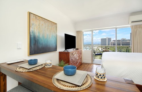 Waikiki Condo | Gorgeous Ocean Views, Full Kitchen, Steps to Beach!