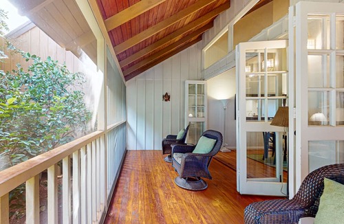 Maunaloa Condo | Secluded & Breezy Condo near the Ocean w/Free WiFi, Shared Outdoor Pool & Grills