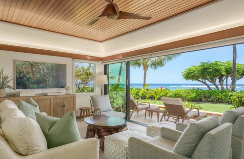 Historic Lahaina Front Street Condo | Oceanfront luxury 3bd condo on Baby Beach