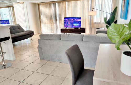 Diamond Head - Kapahulu - St. Louis Apartment | Stunning! Diamond Head Oceanfront Lanai Condo - Sleeps 5