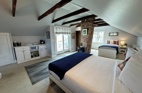 Historic Hill Apartment | Unique 3rd Floor Loft 1 Queen Bed/1 Twin Bed/1 Bath/Pullout Sofa/Dog Friendly