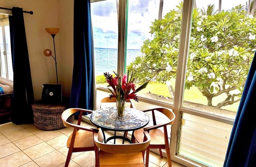 Punaluu Condo | Sandy Beachfront Cottage