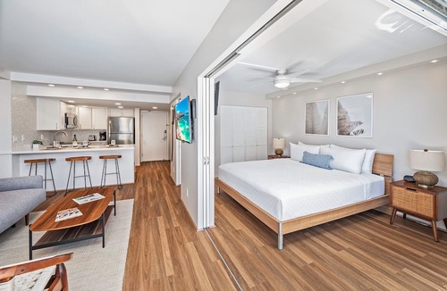 Waikiki Condo | Ocean-Lagoon Condo w/Full Kitchen at Ilikai Hotel and Steps to the Beach