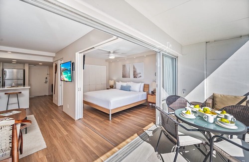 Waikiki Condo | Ocean-Lagoon Condo w/Full Kitchen at Ilikai Hotel and Steps to the Beach