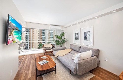 Waikiki Condo | Ocean-Lagoon Condo w/Full Kitchen at Ilikai Hotel and Steps to the Beach