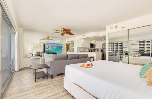 Waikiki Condo | Ocean-Marina Sunset Views Condo with Full Kitchen at Ilikai Hotel by Beach