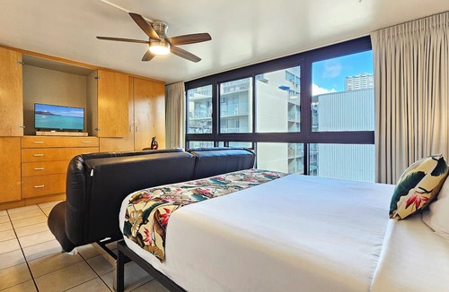 Waikiki Apartment | Suite 422 at the Waikiki Grand Hotel® Queen Bed & SofaBed