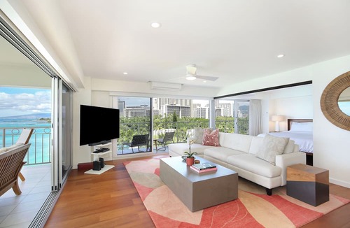 Waikiki Condo | LUXURY DIRECT OCEANFRONT! Fully Renovated! Free Parking! Sleeps 6