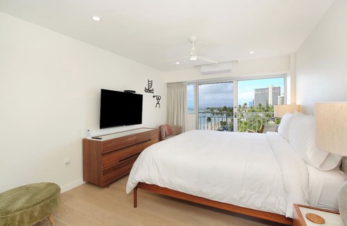 Waikiki Condo | Gorgeous BEACHFRONT Condo with Fabulous Ocean Views! Fully Renovated!