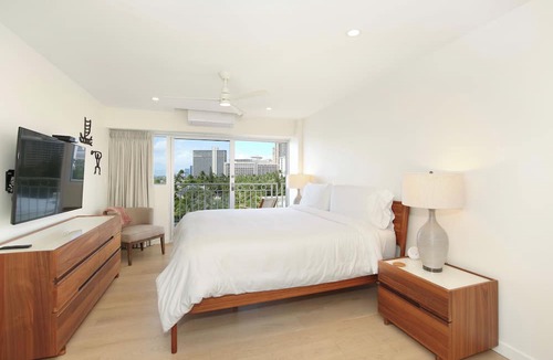 Waikiki Condo | Gorgeous BEACHFRONT Condo with Fabulous Ocean Views! Fully Renovated!