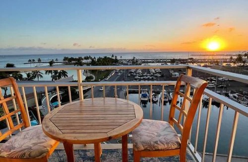 Waikiki Apartment | 643 · Beachfront Condo Ilikai Collection # 11. Sleeps 6.