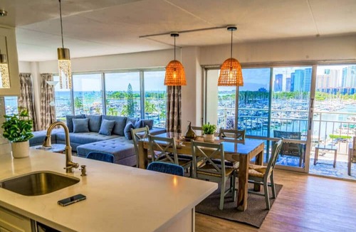 Waikiki Apartment | 643 · Beachfront Condo Ilikai Collection # 11. Sleeps 6.