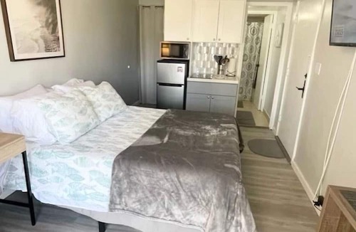 Waikiki Condo | Penthouse Studio in Waikiki - 25% Off Monthly Stays!