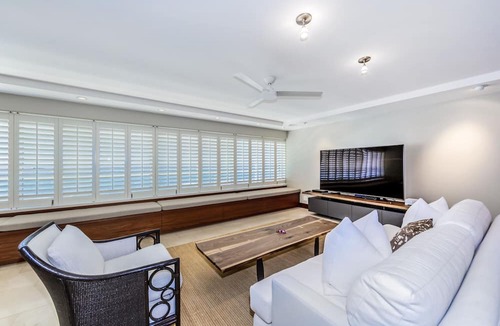 Diamond Head - Kapahulu - St. Louis Condo | Welcome to Colony Surf #1101. A Beautiful Oceanfront Condo On The Beach!