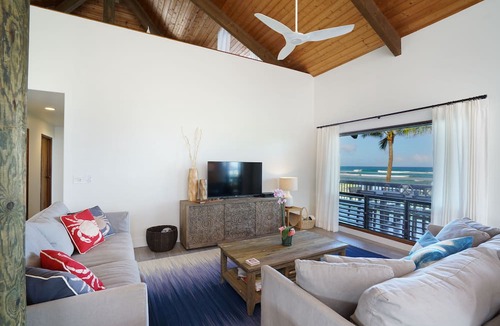Mokuleia House | Contemporary Hawaii Living, Calm North Shore Beach