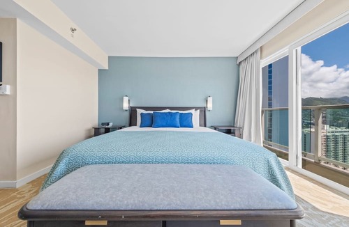 Ala Moana Condo | Refurnished! 33rd Floor RARE Executive Suite 2BR/2.5BA w/Kitchen & Laundry