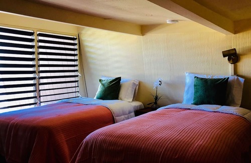 Kaunakakai Apartment | Hotel Moloka’i - AC, Ocean Side, Pool, BBQ Grills, Kitchenette, Lanai, Wifi.