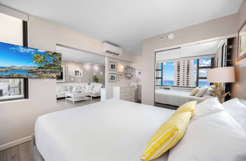 Waikiki Condo | Ocean-view corner suite w/pool & parking