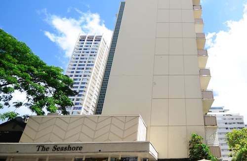 Waikiki Apartment | Sea Shore 75 Steps from Waikiki Beach and Sleeps 1 - 3!