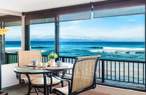 Honokowai Condo | Oceanfront Paradise: Sunsets, whales, and breezes