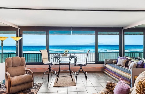 Honokowai Condo | Oceanfront Paradise: Sunsets, whales, and breezes