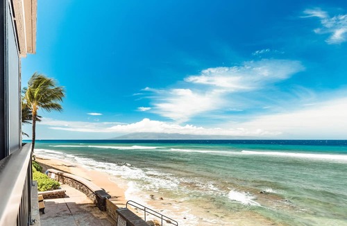 Honokowai Condo | Oceanfront Paradise: Sunsets, whales, and breezes