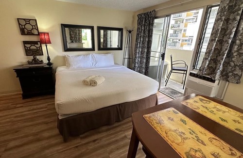 Waikiki Apartment | ALOHA-WAIKIKI 2 Blocks to BEACH with a KING BED! 49