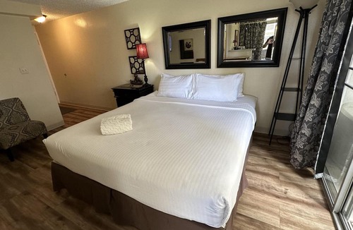 Waikiki Apartment | ALOHA-WAIKIKI 2 Blocks to BEACH with a KING BED! 49