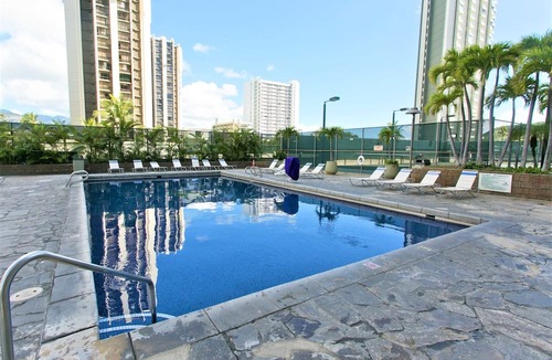 Waikiki Condo | Clean one bedroom With AC, Full Kitchen, Free WiFi, one block to Beach!