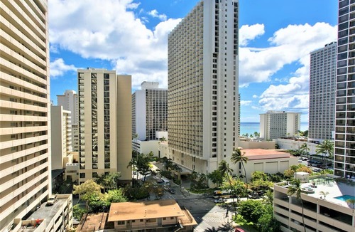 Waikiki Condo | Clean one bedroom With AC, Full Kitchen, Free WiFi, one block to Beach!