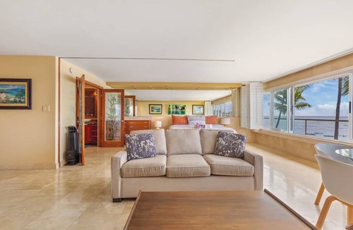 Diamond Head - Kapahulu - St. Louis Condo | Beautiful corner unit on the Gold Coast!