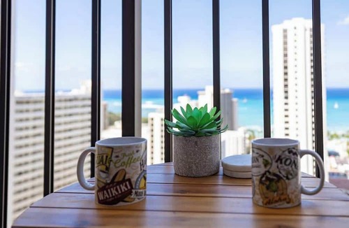 Waikiki Condo | Waikiki Banyan condo w/lanai & pool