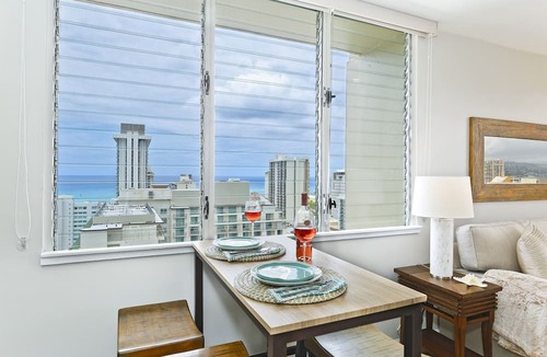 Waikiki Condo | High Floor with Ocean View! Bedroom A/C, W/D, Wi-Fi, Pool, FREE Parking!
