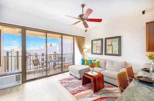 Waikiki Condo | Waikiki Banyan 38th fl - ocean-view lanai