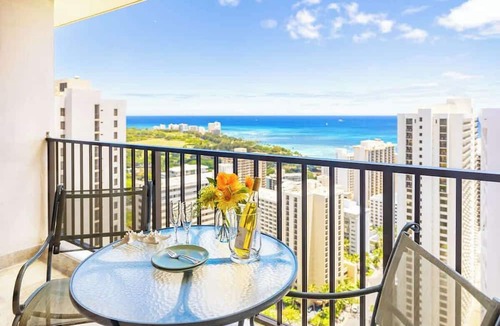 Waikiki Condo | Waikiki Banyan 38th fl - ocean-view lanai
