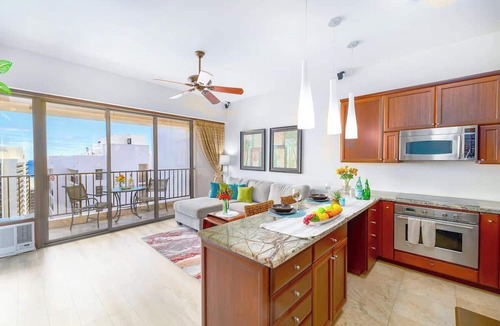 Waikiki Condo | Waikiki Banyan 38th fl - ocean-view lanai
