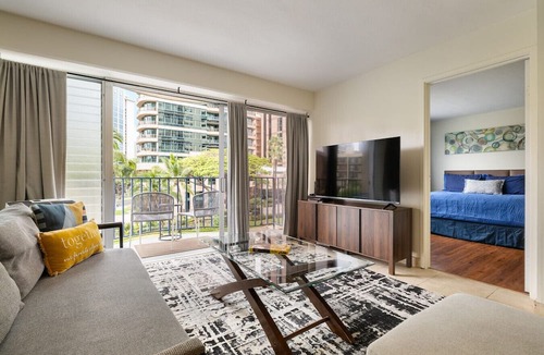McCully - Moiliili Condo | 2BR/1BA Condo at Royal Aloha in Waikiki! Free PARKING, Free WiFi!