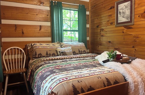 Townsend Cabin | Peaceful, extremely clean Treehouse cottage 10 min. from National Park entrance