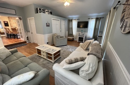 Jamestown Cottage | Jamestown Cozy Coastal Cottage in town near beaches & Newport Just opened 9/2-5