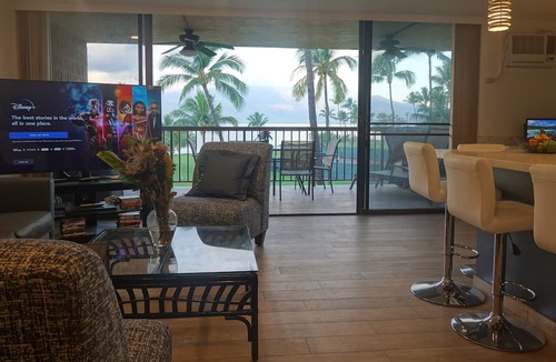 Kihei Condo | Oceanfront, Million-Dollar-View, Newly renovated! B421